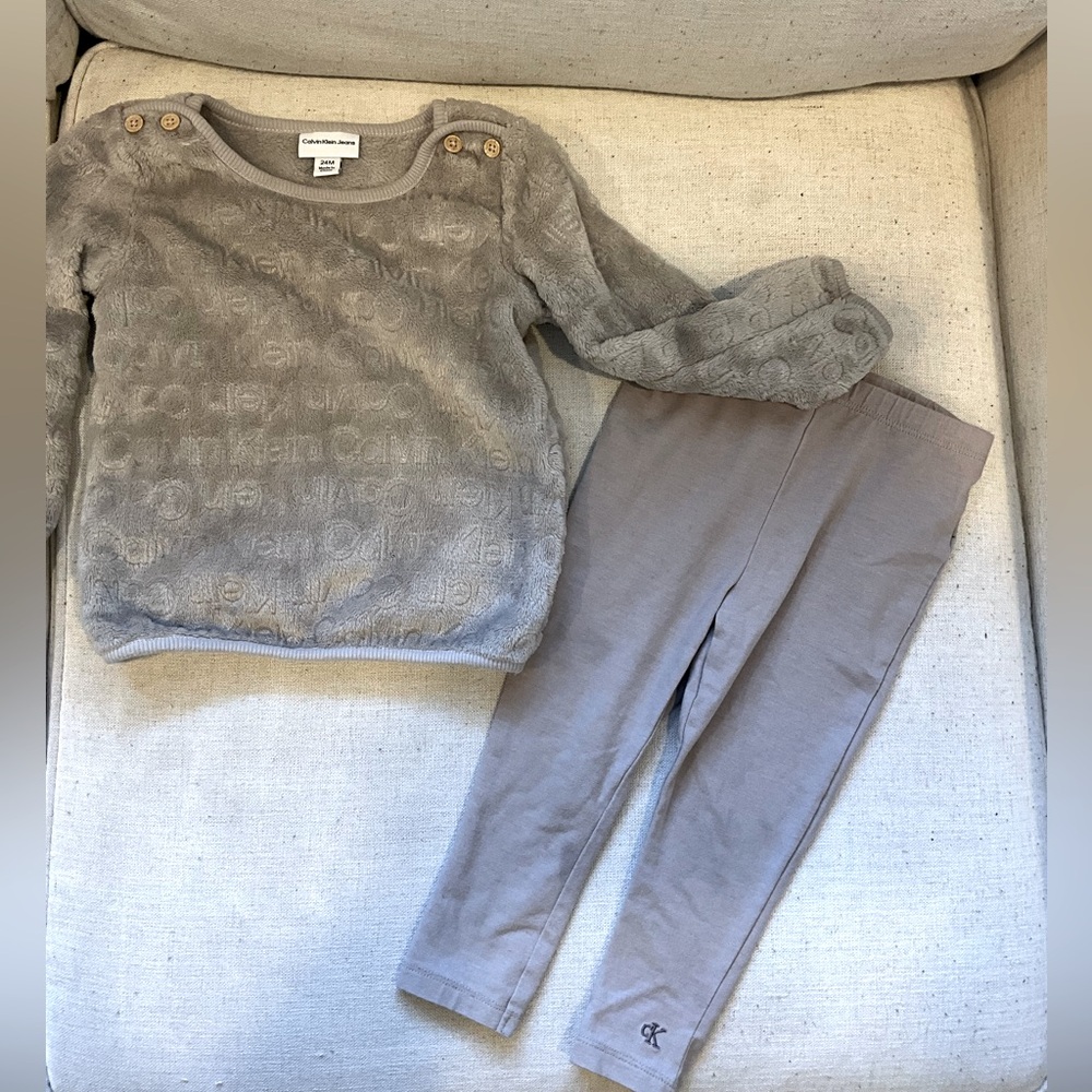 Baby Girl Calvin Klein Debossed Logo Sweater with leggings 2 piece set Size 24 m